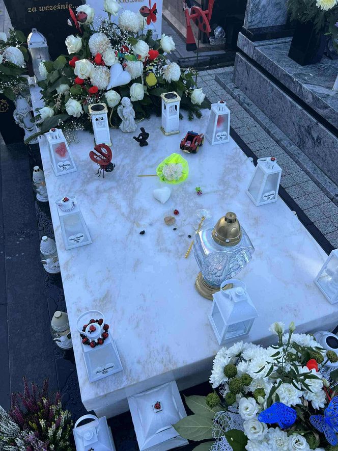 Szok na cmentarzu! Z grobu małego Stasia zniknęły ukochane zabawki. Rodzina apeluje