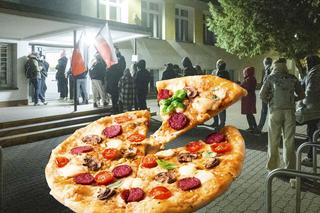 Gigantyczna kolejka przed lokalem wyborczym w Warszawie. Dobra duszyczka zamówiła pizzę dla czekających!