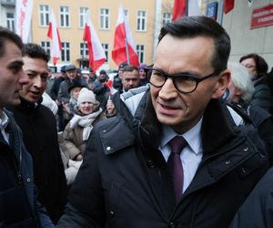 Mateusz Morawiecki pojawił się w budynku prokuratury w Warszawie. Ma usłyszeć zarzuty ws. wyborów korespondencyjnych z 2020 roku