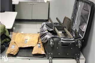 Przemyt za ponad milion: Trzy paczki heroiny w walizce z Madagaskaru! [GALERIA]