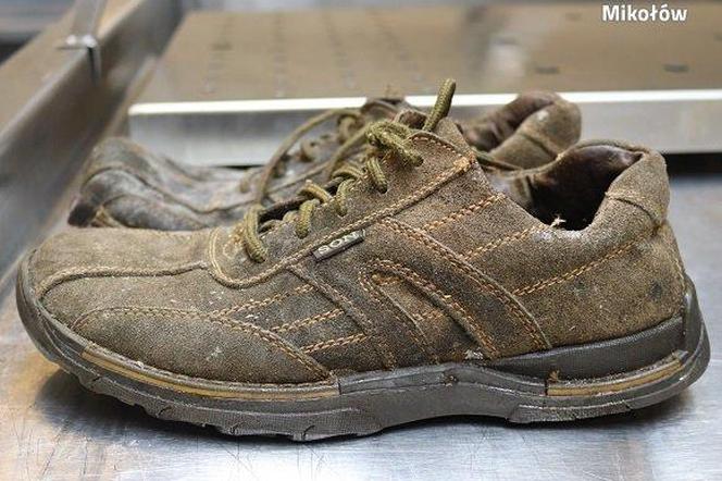 Buty mężczyzny śmiertelnie potrąconego przez pociąg w Mikołowie