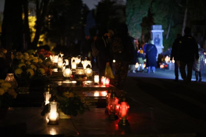  Setki migoczących zniczy. Tak wyglądają polskie cmentarze po zmroku. Zobacz niezwykłe zdjęcia