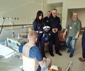 Kolorowe czapki i odblaski, aby byli bezpieczni. Akcja Widoczny na drodze w Uniwersyteckim Szpitalu Dziecięcym 