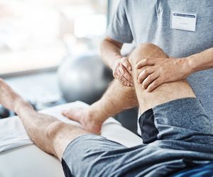 Co powoduje niedowład? Może dotyczyć nie tylko nóg 
