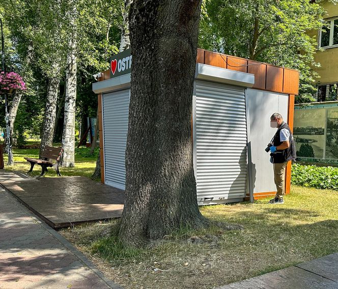 Papieros w jednej ręce, kradziona biżuteria - w drugiej. Beztroski złodziej w rękach policji