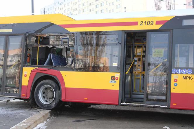 Zderzenie dwóch autobusów na Retkini. Dwie osoby zostały ranne [ZDJĘCIA]