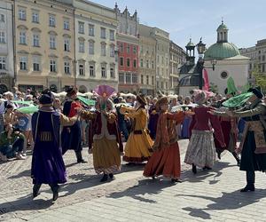 Polonez wiosenny na Rynku Głównym w Krakowie