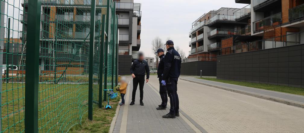 Policja i wojsko upominają i karają mieszkańców Krakowa