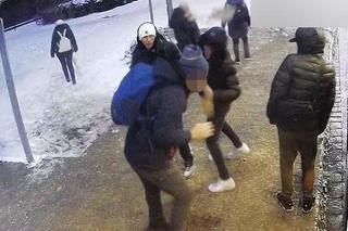 Pobicie na ul. Wyszyńskiego we Wrocławiu. Policja udostępnia zdjęcia sprawców. Widziałeś ich?