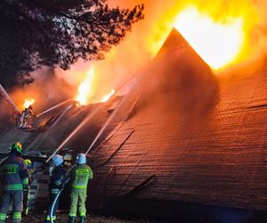 Potężny pożar hotelu na Mazowszu. Z płomieniami walczy 140 strażaków 