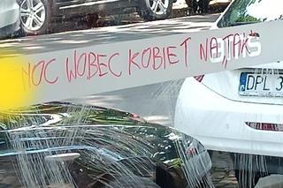 Mowa nienawiści na przystanku we Wrocławiu. Sprawdź, co grozi za zniszczenie mienia