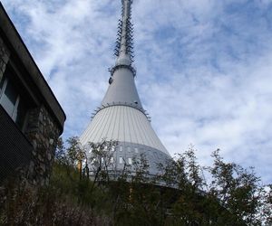 Kosmiczny hotel w Sudetach na sprzedaż! Ikona socmodernizmu zmieni właściciela