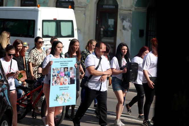 Pan Artur płakał w tracie białego marszu w Częstochowie. "Kamilek śni mi się po nocach"