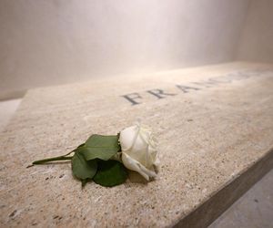 Wierni odwiedzają grób papieża Franciszka