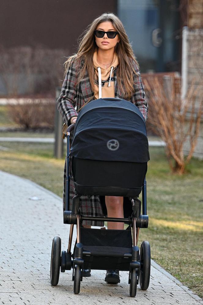 Joanna Opozda  wyszła z dzieckiem na pierwszy spacer 