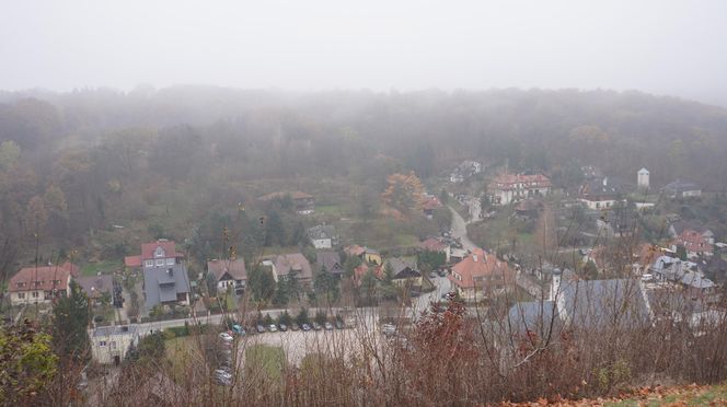 Mglisty Kazimierz Dolny w obiektywie. Miasteczko nad Wisłą przyciąga turystów nawet późną jesienią