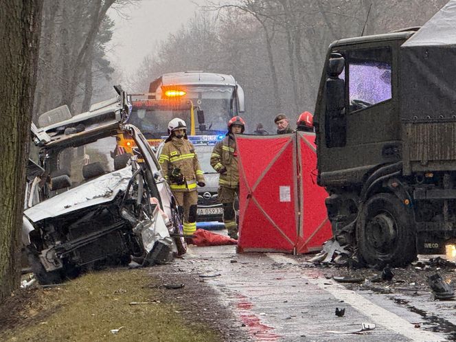 Masowy wypadek pod Warszawą! Zderzenie trzech aut z wojskową ciężarówką. Jedna osoba nie żyje