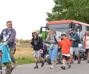 „Wychodzimy z Księżomierzy”. Słoneczny dzień pątników w drodze na Jasną Górę! ZDJĘCIA