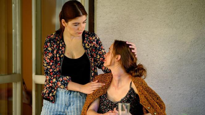 Barwy szczęścia, odcinek 2190. Agata (Natalia Zambrzycka), Wera (Magdalena Walkiewicz)