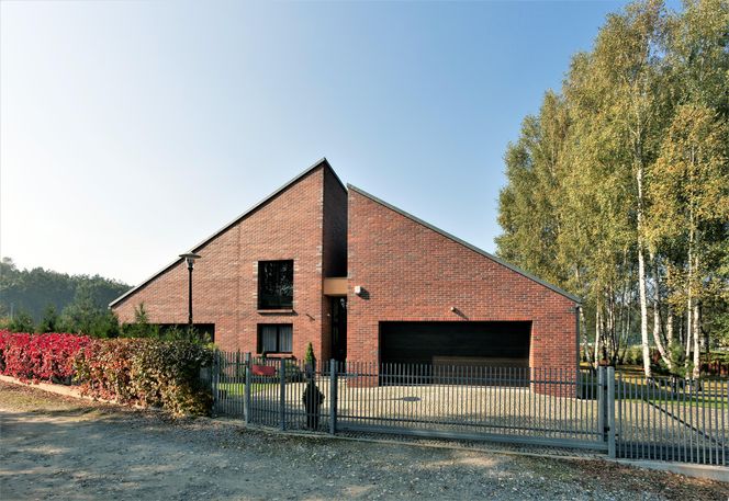 Inspiracją dla tyskiego domu były architektura holenderska oraz śląskie familoki