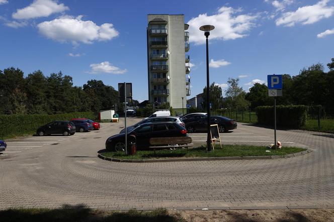 Najwęższy blok w Warszawie stoi na Białołęce. Wygląda jak naleśnik