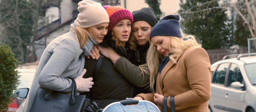 Przyjaciółki 11 sezon odcinek 129. Zuza (Anita Sokołowska), Inga  (Małgorzata Socha), Anka (Magdalena Stużyńska), Patrycja (Joanna  Liszowska)