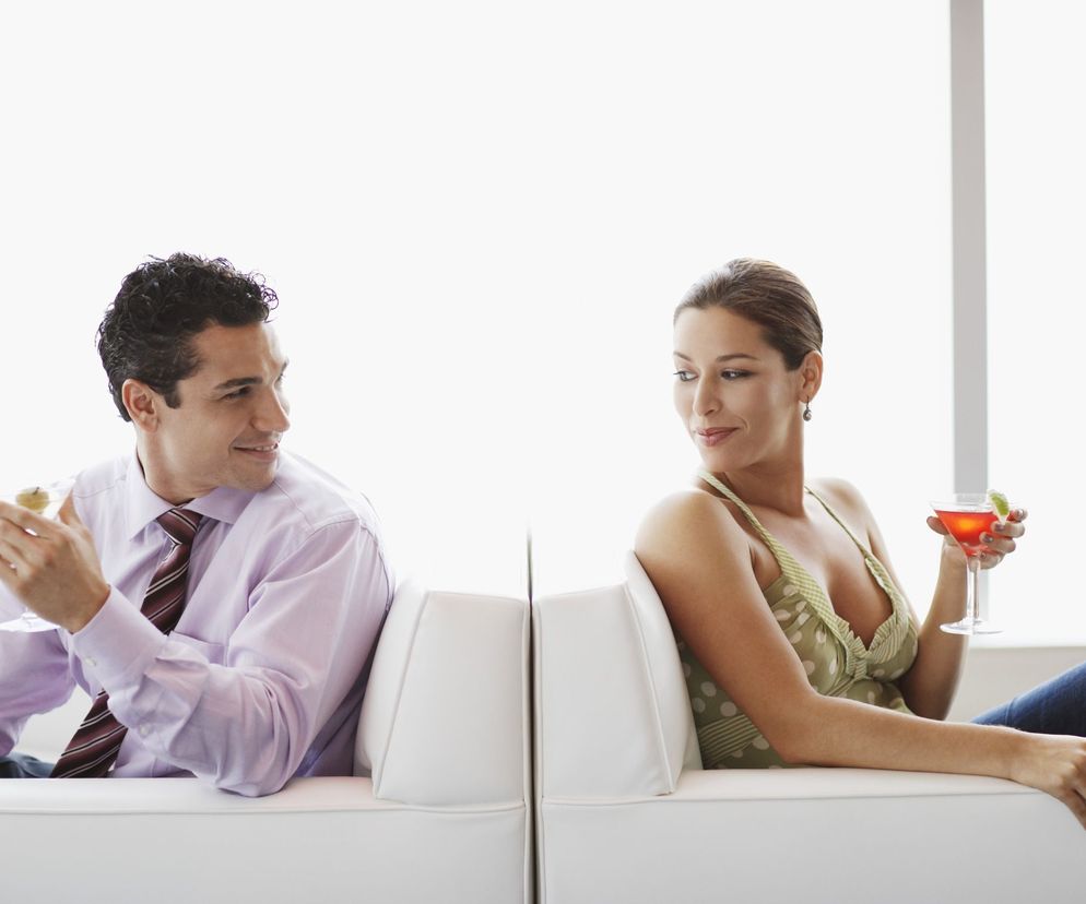 Zacznij flirt od przeciągłego spojrzenia w oczy osoby, która ci się podoba.