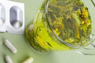 Tych leków nie łącz z zieloną herbatą! Bardziej zaszkodzi, niż pomoże
