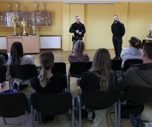 Odpowiedź na bandyckie ataki na ratowników medycznych w Warszawie. Przeszli ostre szkolenie