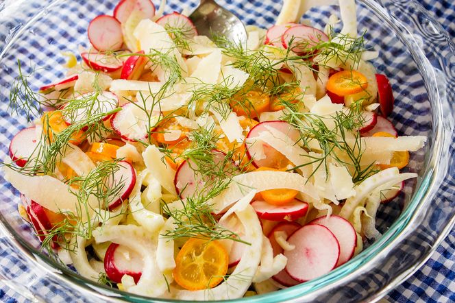 Sałatka z kopru włoskiego, ogórka i rzodkiewek 