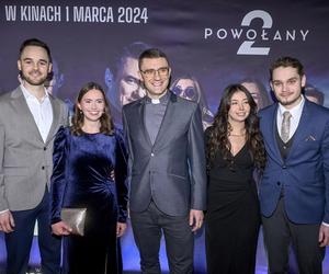  Maja Hyży na premierze Powołany 2. Białe kozaczki i czerwony dres