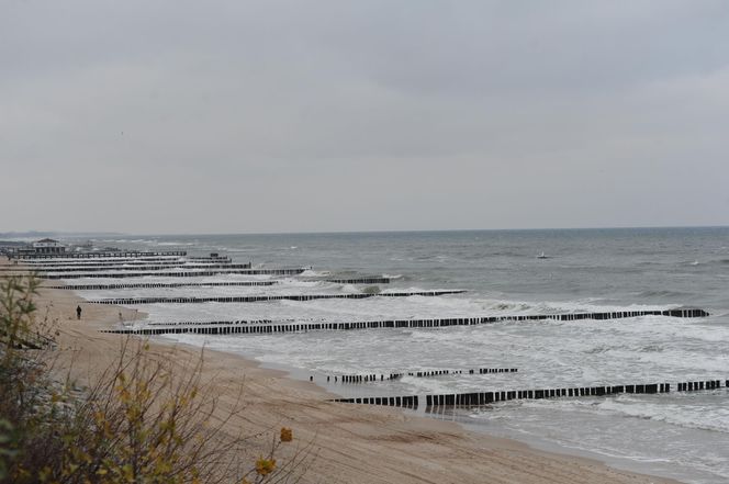 Zimne lato 2025. Katastrofa wakacyjna nad morzem i na Mazurach. Pustki w kurortach