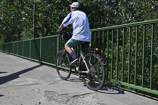Na tej ścieżce można wybić zęby! Rowerzyści od lat błagają o remont, a urząd zasłania się brakiem środków