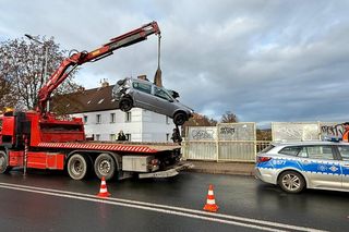 Kierująca oplem 18-latka runęła z wiaduktu! Niesłychany wypadek w Jeleniej Górze [ZDJĘCIA]