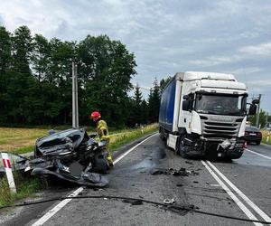 Osobówka zderzyła się z ciężarówką w Jurkowie. Droga krajowa nr 75 jest zablokowana!