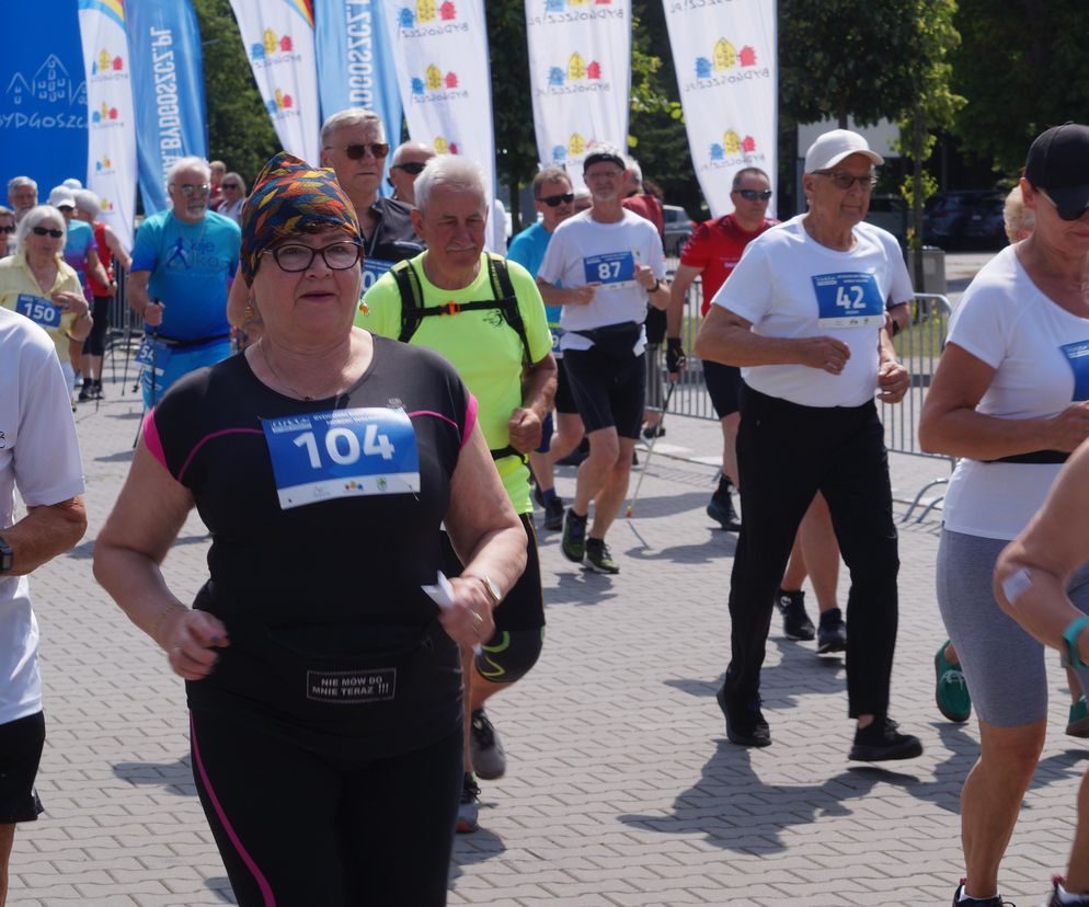 Seniorzy w Bydgoszczy pokazali moc! Blisko setka na starcie pierwszego Biegu Seniora