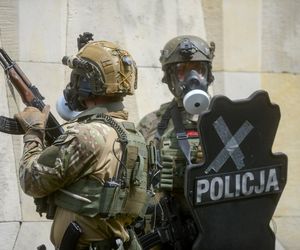 Koniec akcji antyterrorystów w Krakowie. Mężczyzna został wyprowadzony przez policję