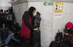 Wojna Rosja-Ukraina: ludzie chowają się na stacjach metra. Poruszajace zdjęcia