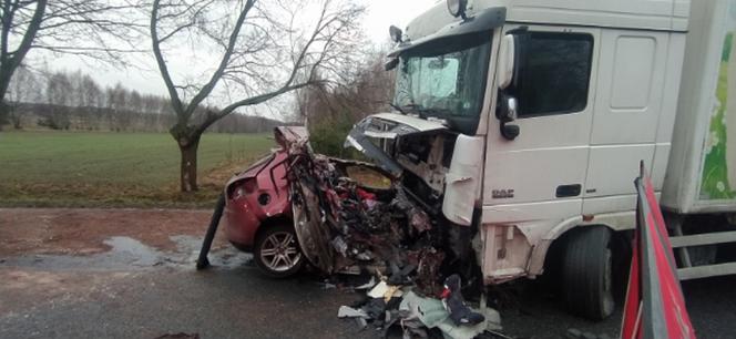 Drogowa masakra pod Siedlcami. Kierowca fiata zmiażdżony pod chłodnią 