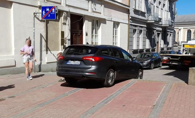 Osobowy ford zawisł na schodach w centrum Tarnowa