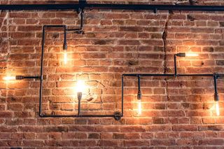 Industrialne lampy i widoczne żarówki