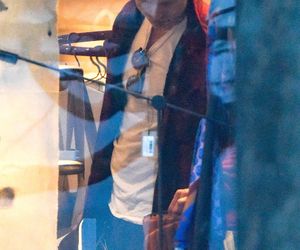 Maciej Zakościelny głaszcze kołdrę po rozwodzie