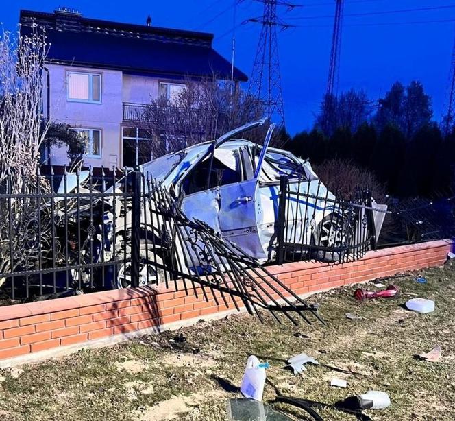Łęg Tarnowski: PIJANY kierowca wypadł z drogi i uszkodził ogrodzenie [ZDJĘCIA]