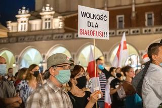 Manifestacja Białorusinów na rynku w Krakowie. Precz z Łukaszenką!