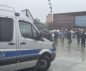 Wystartował Wrocławski Marsz Równości. Na trasie pojawili się przeciwnicy 