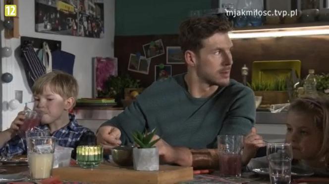 M jak miłość. Marcin (Mikołaj Roznerski), Szymek (Staś Szczypiński), Maja (Laura Jankowska)