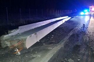 Powiat Garwoliński: na S17 naczepa zjechała do rowu, rozrzucając metalowe belki mostowe