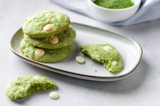 Matcha i biała czekolada to duet idealny. Te ciasteczka szybko znikną z talerza