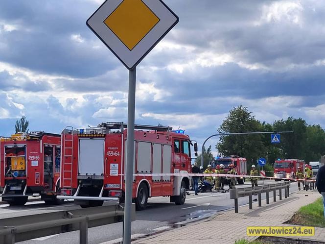 Śmiertelny wypadek pod Lowiczem. Trzy osoby nie żyje. Kobieta i dziecko sploneli w aucie