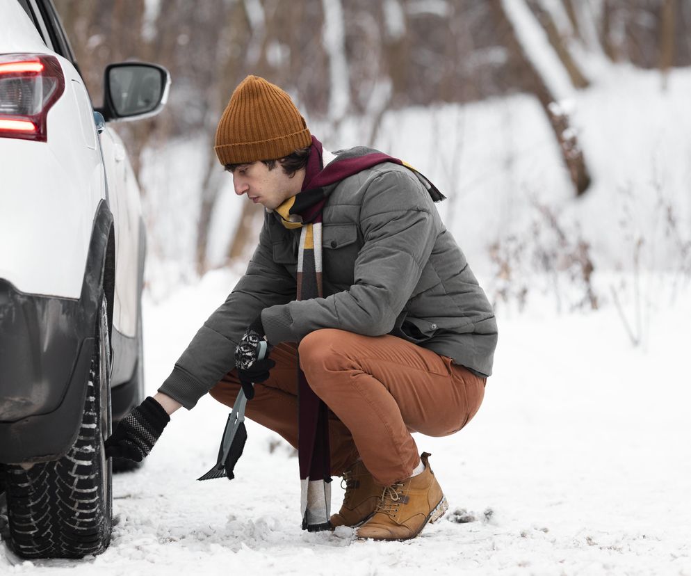Ten zimowy błąd kierowców sporo kosztuje. Mandat to nawet 3000 zł, a do tego potencjalna utrata odszkodowania 